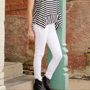 White Levi’s skinny jeans